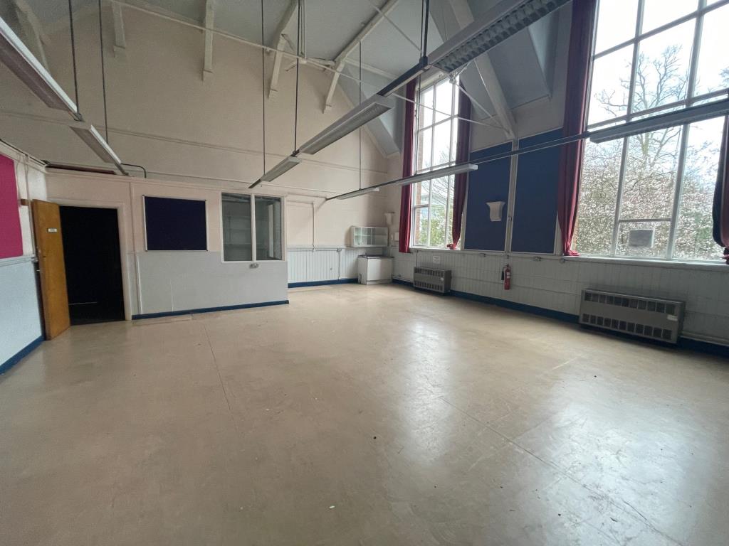 Lot: 41 - SUBSTANTIAL TOWN CENTRE PREMISES WITH POTENTIAL - internal room example 9